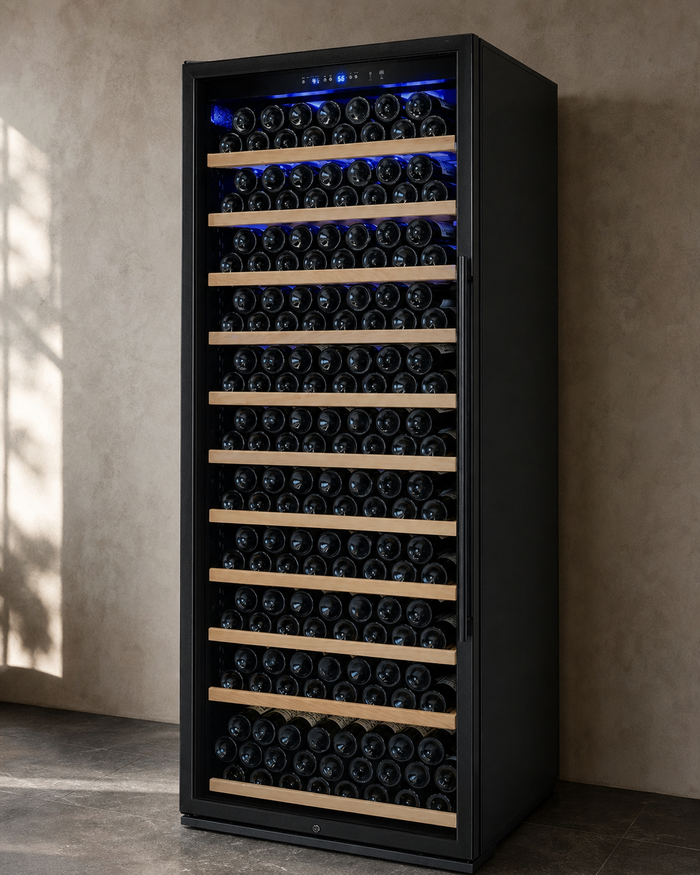 VINELOR Vite 277 bouteilles | Cave à vin pose libre 1 zone porte noire charnière gauche — vue principale premium